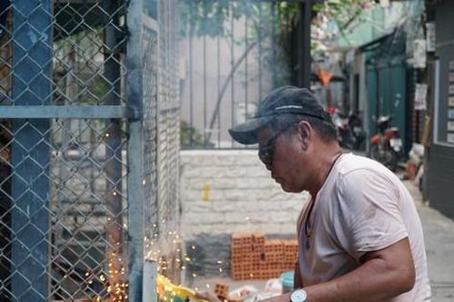 Người dân TPHCM tất bật dỡ tường rào, hiến 'đất vàng' mở rộng hẻm