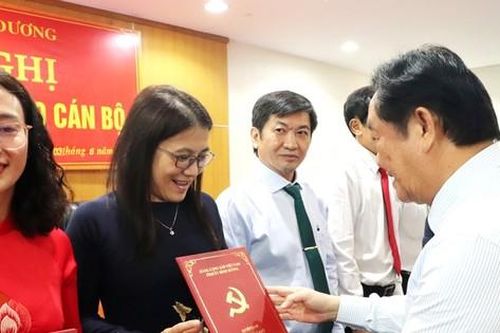 Bình Dương trao nhiều quyết định điều động, bổ nhiệm cán bộ chủ chốt