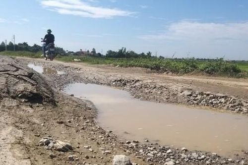 Người dân khốn khổ đi trên đường liên xã chi chít 'ổ voi'