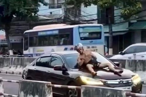 Một người nước ngoài nhảy múa trên đường, đập phá xe ô tô tại Nha Trang