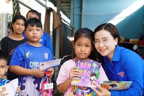 Bí thư T.Ư Đoàn Nguyễn Phạm Duy Trang trồng cây xanh, tặng quà con công nhân đồng bào thiểu số