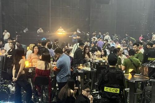 Cảnh sát đột kích quán bar lớn ở Hà Nội