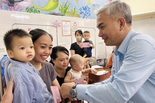 Lãnh đạo TKV thăm, tặng quà các bệnh nhi nhân dịp Tết thiếu nhi 1/6