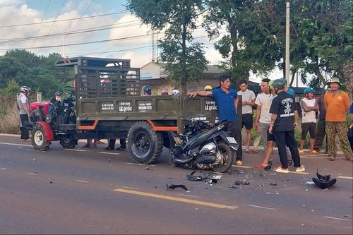 2 thanh niên đi xe máy tông vào đuôi xe công nông dẫn đến tử vong