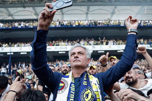 Jose Mourinho tưng bừng ra mắt đội bóng mới