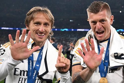 Toni Kroos nâng Cúp C1 cuối với Modric và Real: Chia tay ngạo nghễ