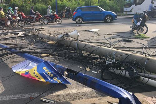 Xe container kéo sập trụ đèn và cột điện, 2 mẹ con bị thương