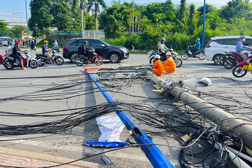 Xe container kéo sập trụ điện, một bé gái bị thương nặng
