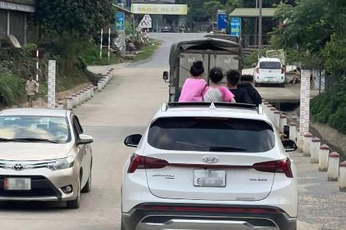 Để 4 trẻ nhỏ thò đầu qua cửa sổ trời ô tô đang chạy, sự đùa giỡn với tính mạng