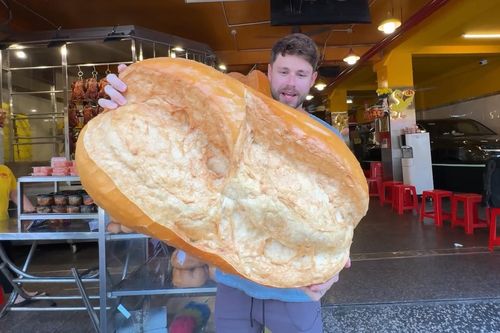 Khách Mỹ choáng với bánh mì kẹp thịt ở TPHCM siêu to, nặng 5kg, giá hơn 1 triệu
