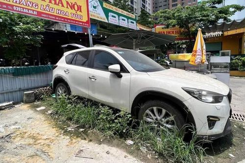 Hà Nội: Xe Mazda CX-5 nghi bị 'bỏ quên' ở quán bia từ trước dịch Covid-19