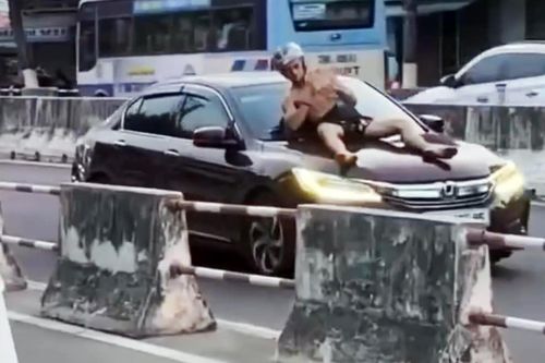 Người đàn ông nước ngoài quậy phá, chặn nhiều ô tô ở Nha Trang