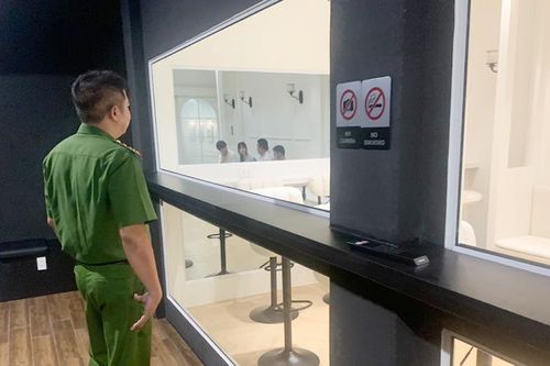 Nữ chủ quán cà phê 'hẹn hò' ở TPHCM nói lý do dùng gương một chiều