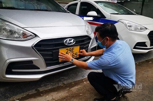 Chạy taxi nhưng lắp tạm biển trắng về quê cho đỡ 'phèn' liệu có bị phạt?
