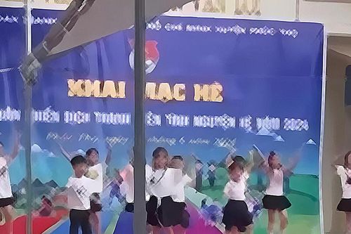 Vụ mái hiên đổ sập xuống sân khấu ở Hà Nội: Sức khỏe 6 học sinh hiện ra sao?
