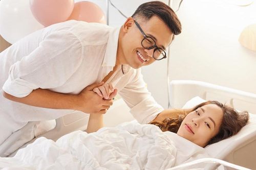 MC Đức Bảo VTV và vợ kém 5 tuổi đón tin vui