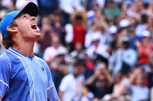 Daniil Medvedev bị Alex Minaur loại khỏi Roland Garros