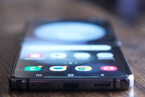 Galaxy Z Fold 6 sẽ giúp 'khai sáng' iPhone màn hình gập