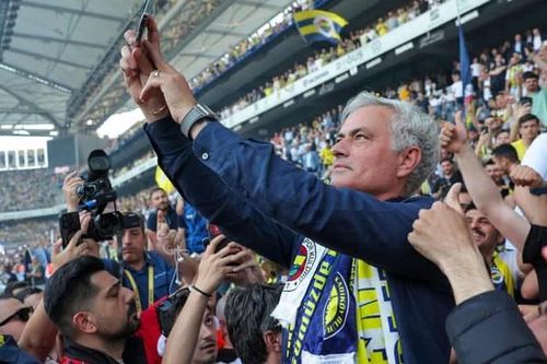 HLV Mourinho được chào đón hoành tráng ở Thổ Nhĩ Kỳ