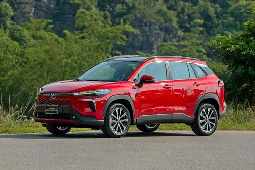 Vừa ra mắt bản mới, Toyota Corolla Cross 'lội ngược dòng' ngoạn mục