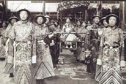 Mức lương bổng lộc của Hoàng hậu, quý phi, phi tần và một số chức vụ trong cung là bao nhiêu?