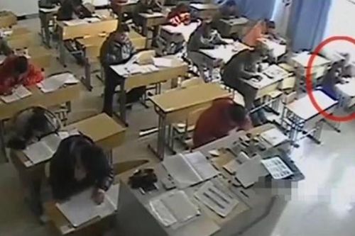 Một nam sinh trong phòng thi bất ngờ dùng tẩy xóa hết đáp án đã điền, giám thị liếc nhìn một cái lập tức báo cảnh sát