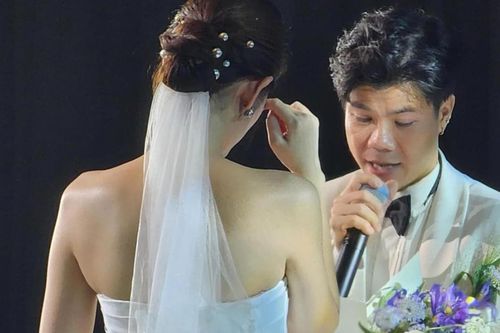Đinh Mạnh Ninh bật khóc trong đám cưới, dàn sao Vbiz rộn ràng tới chung vui