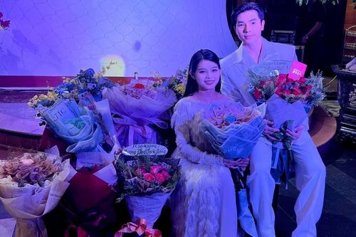 Con gái nuôi Phi Nhung được tặng tiền khi đi hát