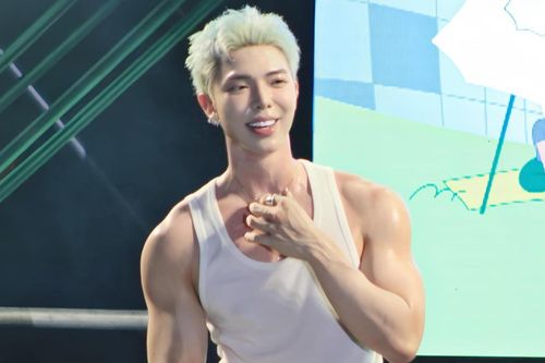 ERIK khiến fan 'nghẹt thở' vì ngày càng vạm vỡ