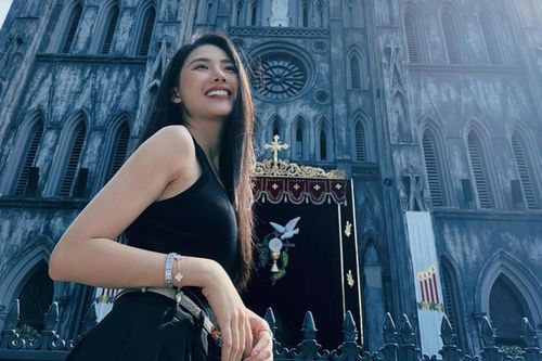 Bùi Quỳnh Hoa diện cây đồ hiệu hơn cả tỷ xuống phố