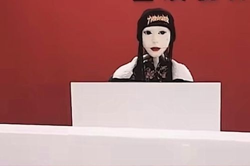 Giao đồ ăn lúc nửa đêm, anh shipper suýt ngất vì thấy lễ tân môi đỏ tươi, mặt trắng bệch