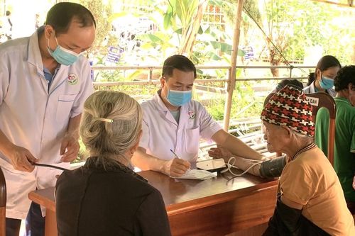 Khám bệnh, phát thuốc và tặng quà cho hơn 500 người dân xã Ia Kreng