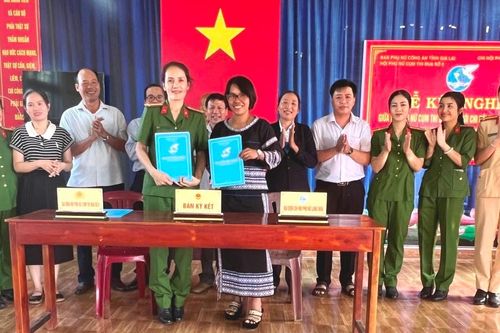 Hội phụ nữ Cụm thi đua số II Công an tỉnh Gia Lai kết nghĩa với phụ nữ làng Wâu