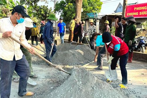 Những người lặng lẽ 'vá đường'