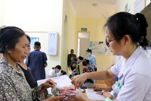 Khám bệnh, cấp thuốc miễn phí cho người cao tuổi