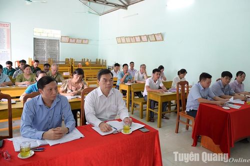 Đồng chí Trưởng Ban Tổ chức Tỉnh ủy Ma Thế Hồng dự sinh hoạt chi bộ ở Minh Dân