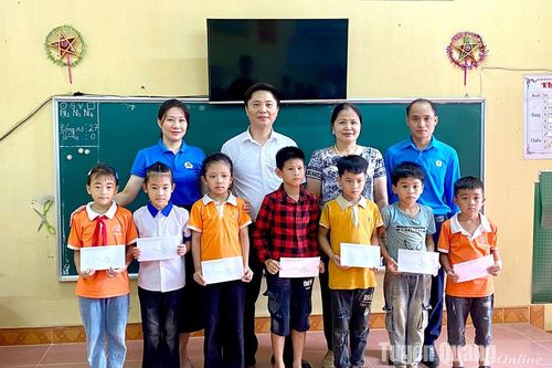 Công đoàn ngành Giáo dục tặng quà cho trẻ mồ côi tại Hàm Yên