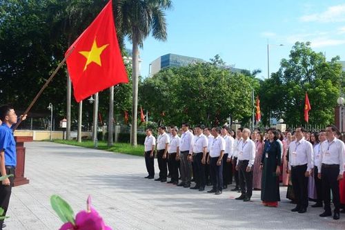 Đồng loạt tổ chức lễ chào cờ đầu tuần Khối Cơ quan Đảng, Mặt trận