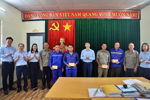 Than Hà Tu: Thăm, tặng quà công nhân xuất sắc tiêu biểu, công nhân lao động có hoàn cảnh khó khăn