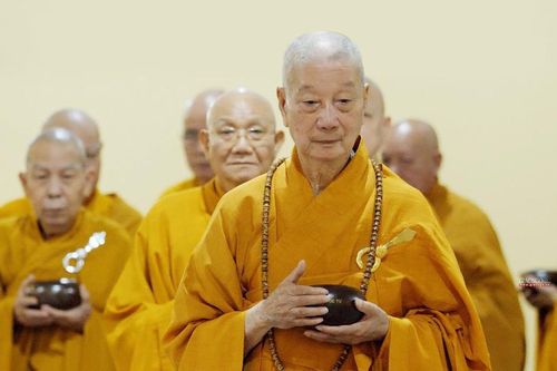 Tại sao bữa cơm trưa trong nhà chùa gọi là 'quá đường'?