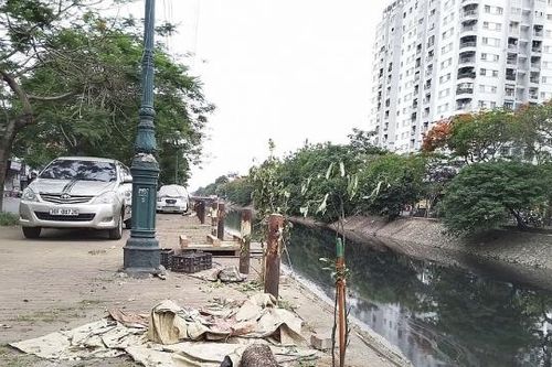 Lan can dọc các sông ở Hà Nội gãy đổ, xuống cấp vẫn chưa được xử lý