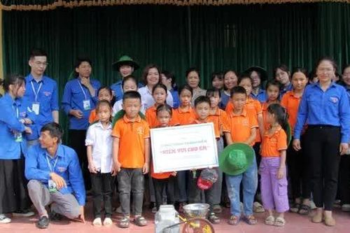 Mang Tết thiếu nhi đến với trẻ em vùng cao