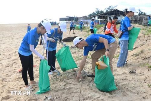 Thừa Thiên - Huế: Hàng trăm người đi bộ nhặt rác hưởng ứng Ngày Môi trường thế giới
