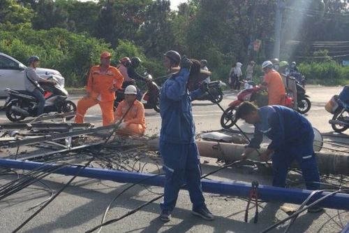 Xe đầu kéo giật sập cột điện đè 2 mẹ con đi xe máy bị thương