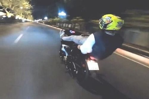 Xử lý 'thánh giường nằm' buông tay điều khiển xe máy bằng 2 chân