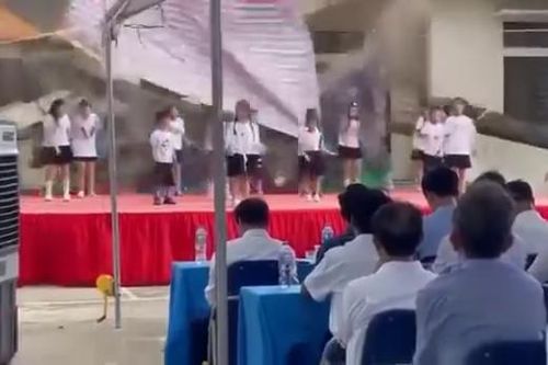 Sập mái hiên nhà văn hóa, nhiều trẻ bị thương