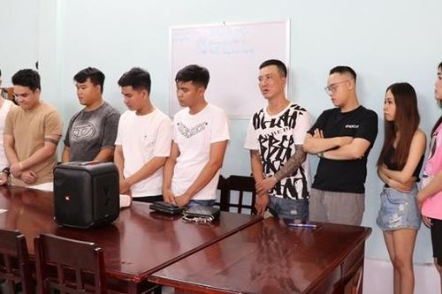 Mua ma túy về phòng trọ cho cả nhóm bạn cùng 'bay'