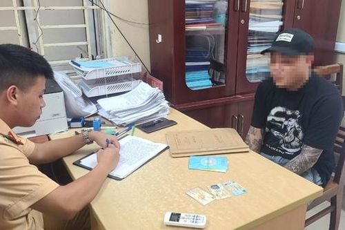 Xử phạt lái xe chở 4 người ngồi trong khoang để hành lý