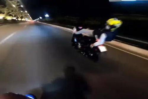 Xử phạt thanh niên thả tay nằm ngửa trên xe máy