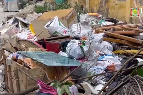 Rác vứt bừa bãi giữa phố